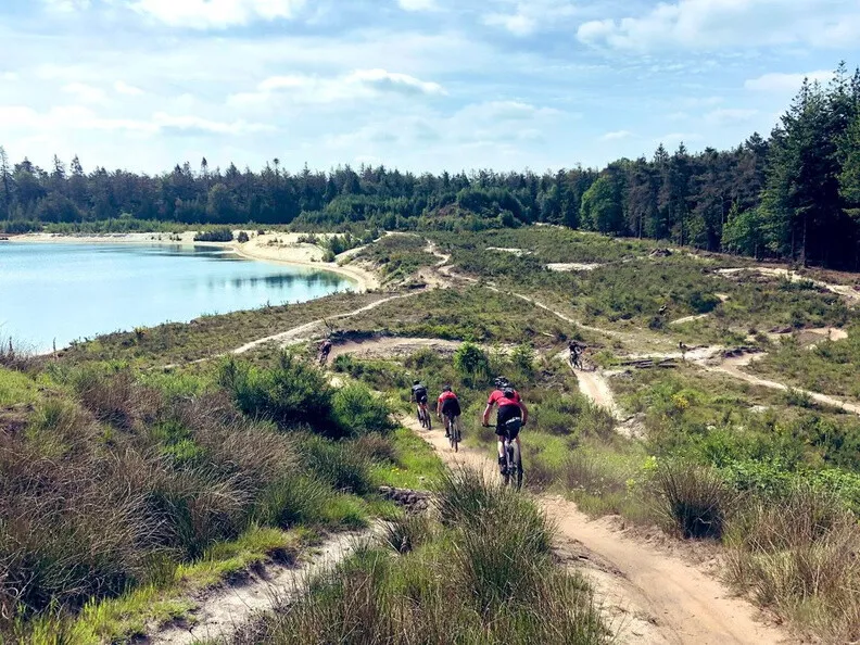 Mountainbikers bij Nije Hemelriekje in Gasselte (Drenthe)